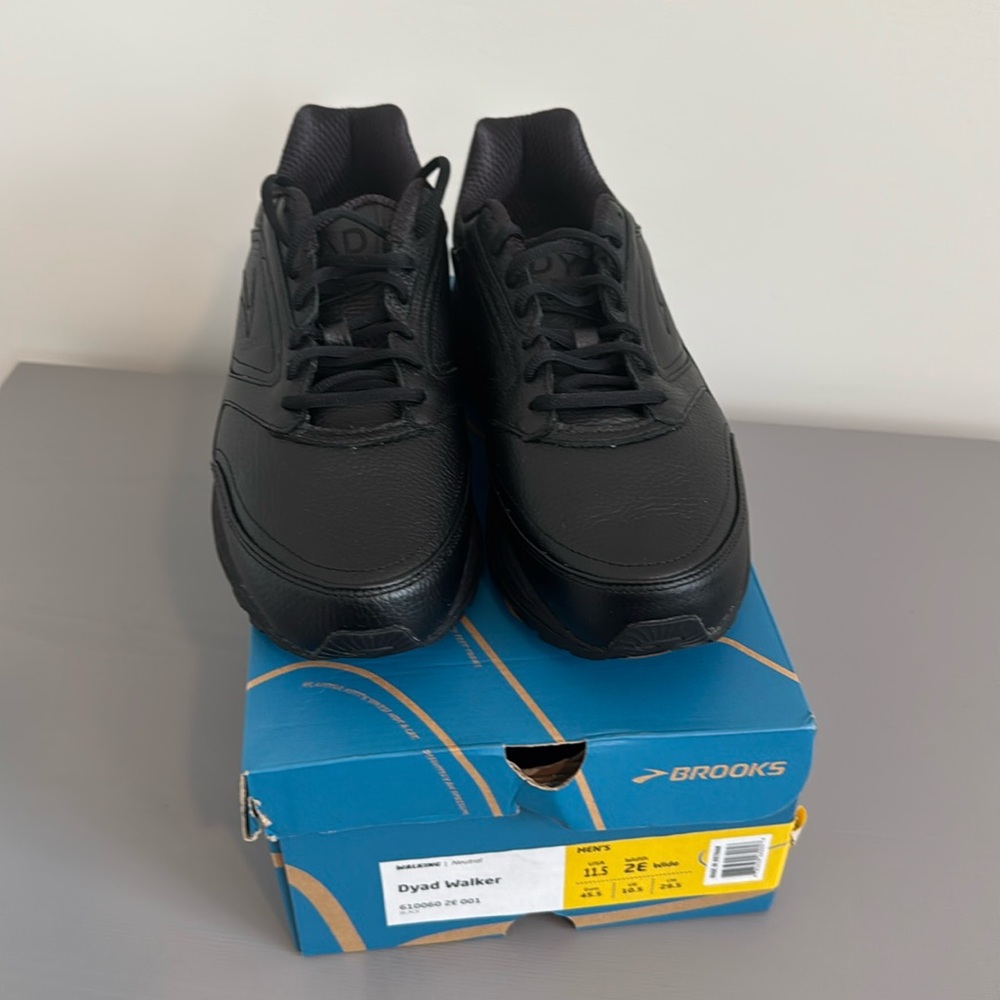 Brooks Dyad Walker Black Athletic Shoes Sleek Design (Size 11.5 2E wide)